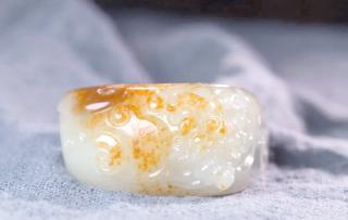 和田玉鉴别技巧详解:从特性鉴别到手电筒照明法