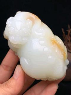 和田玉糖白玉貔貅大手把件 糖色漂亮 白度好